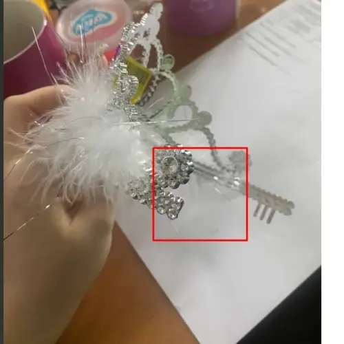 Уценка. Корона з пухом ВИД 1 отломаны зубцы с одной стороны